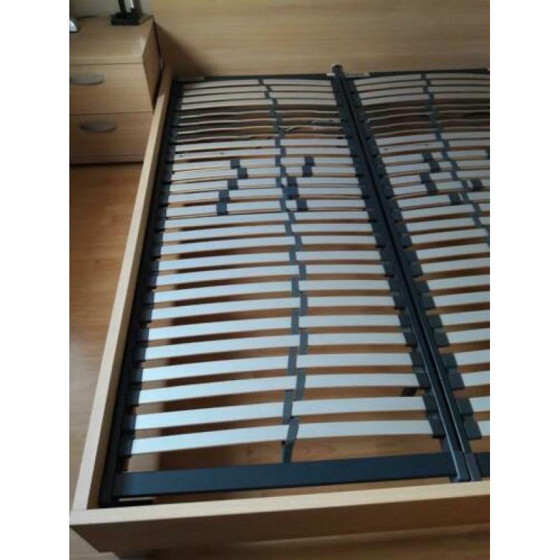 2 persoons bed 160x200 incl nachtkastjes en lattenbodems