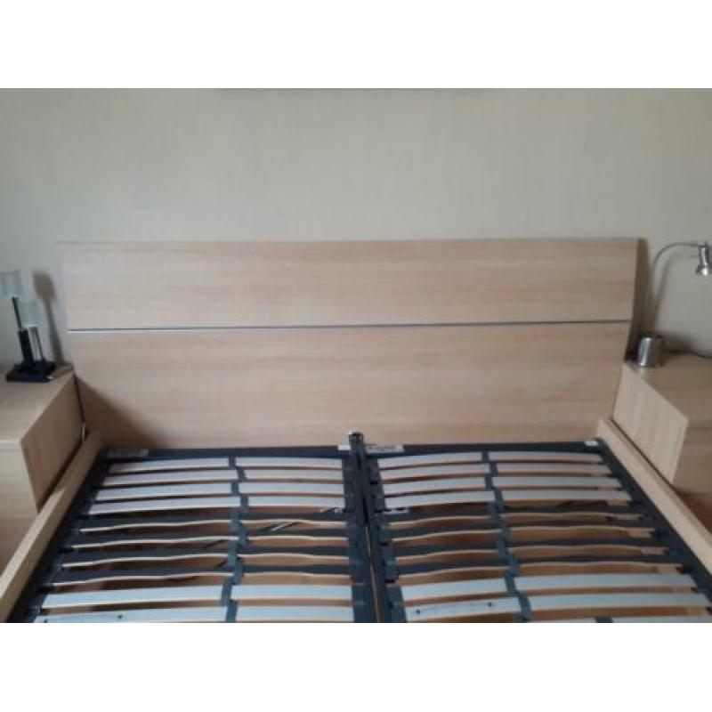 2 persoons bed 160x200 incl nachtkastjes en lattenbodems