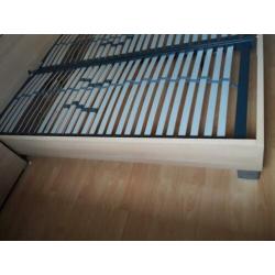 2 persoons bed 160x200 incl nachtkastjes en lattenbodems