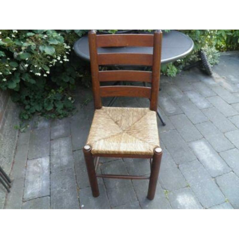 2 eikenhouten stoelen