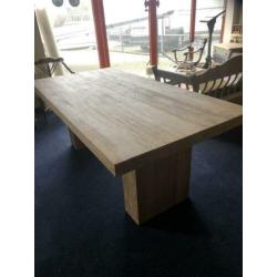 Mooie massieve tafel