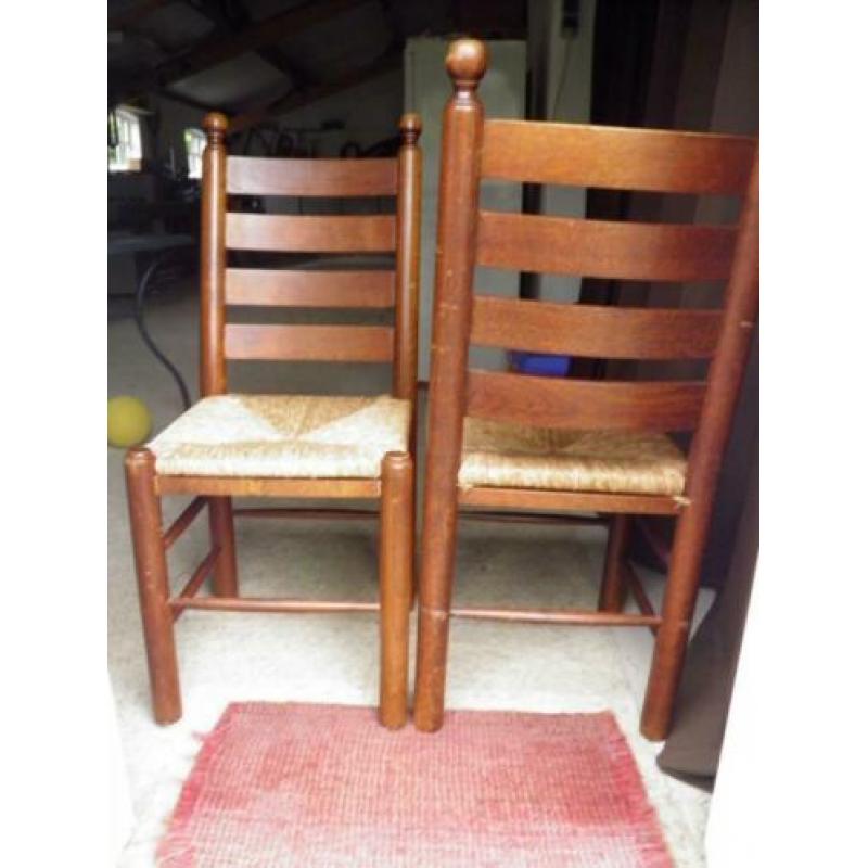 2 eikenhouten stoelen