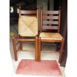 2 eikenhouten stoelen