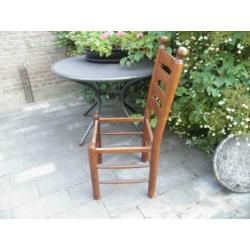 2 eikenhouten stoelen