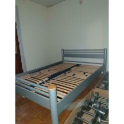 140 bij 200 bed met 2 lattenbodems