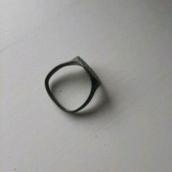 Bronzen ring - omstreeks 13 / 14 eeuw - bodemvondst