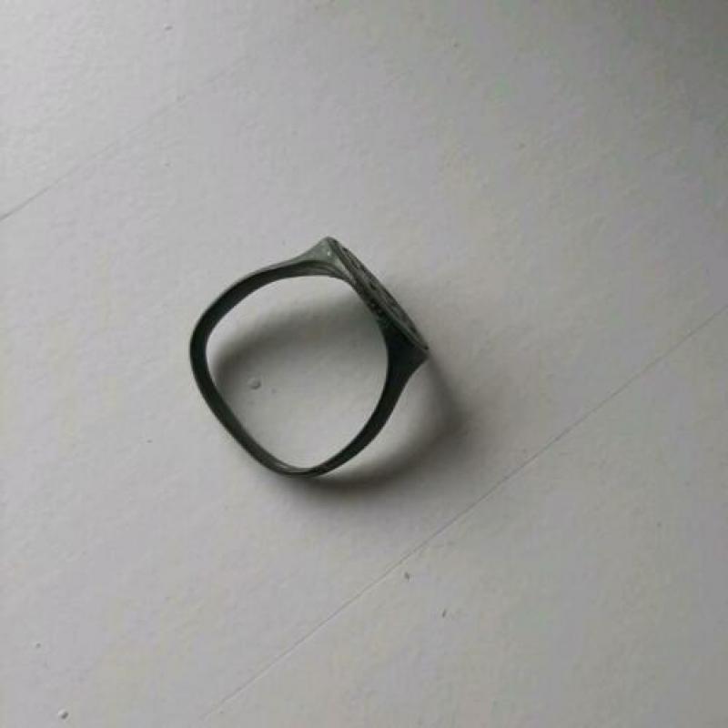 Bronzen ring - omstreeks 13 / 14 eeuw - bodemvondst