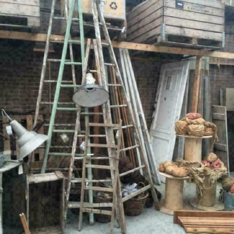 Diverse Franse brocante ladders en fruitladders