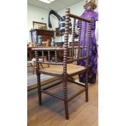 Antieke Bobbinchair knop stoel met armleggers en hoge rug