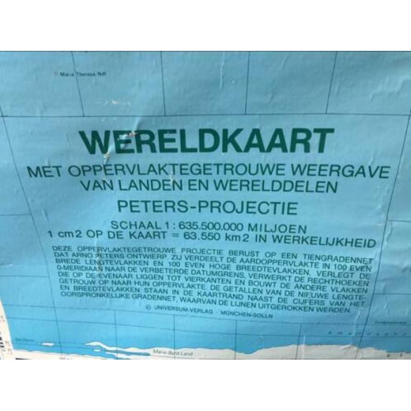 Peters Wereldkaart 234x160 cm jaren 60 in goede staat!