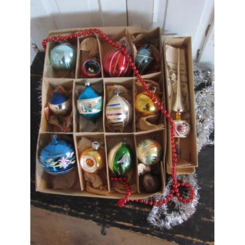 Prachtige doos 13 oude/antieke kerstballen + oude Piek in ds