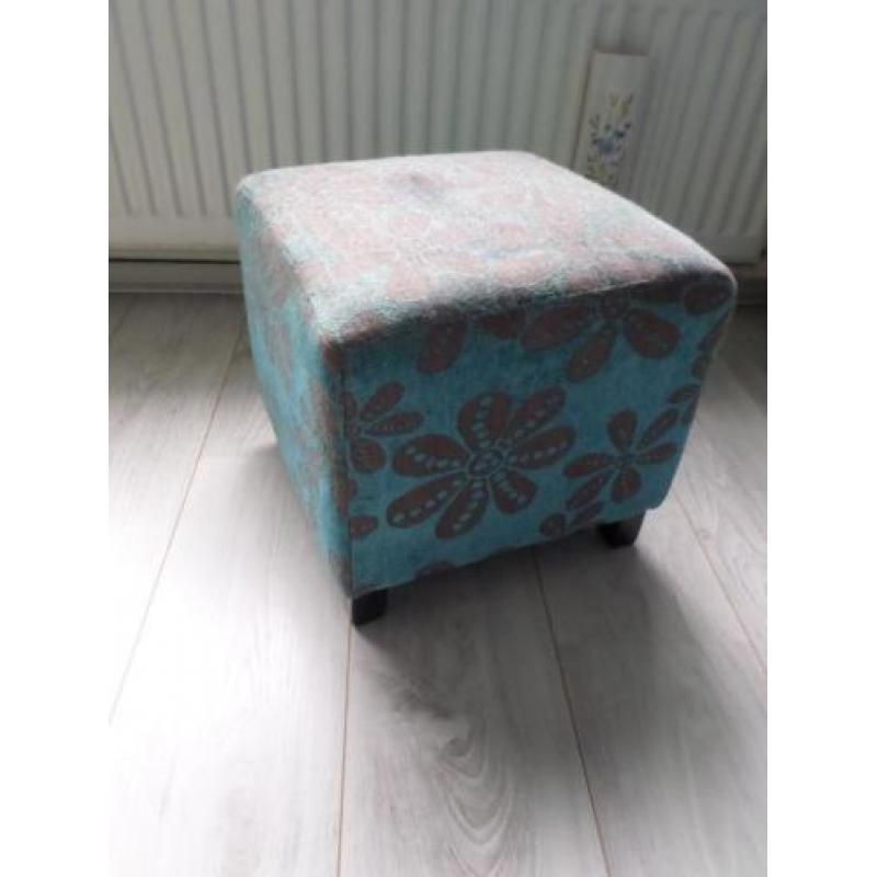 leuke kleine poef, zit kruk blauw met bloemenprint vierkant