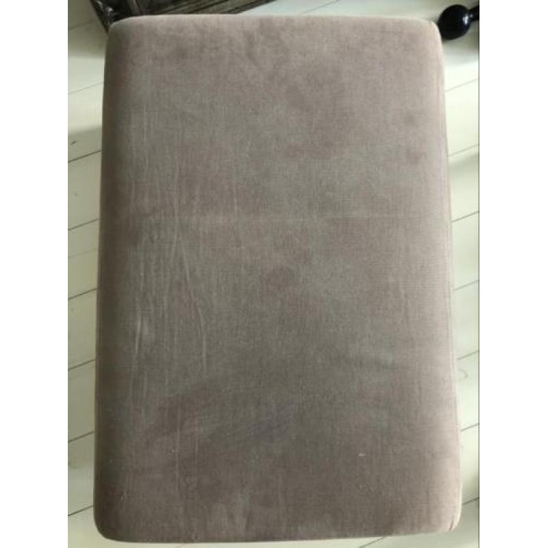 SOHO Hocker / poef in kleur taupe