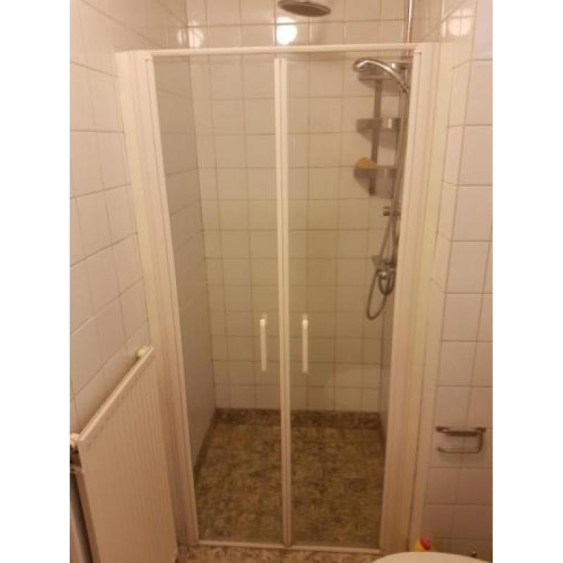 Redelijk nette gebruikte en goede douche deur!